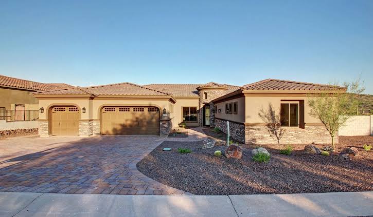 Custom Home Builders in Gold Canyon AZ discussing custom home plans